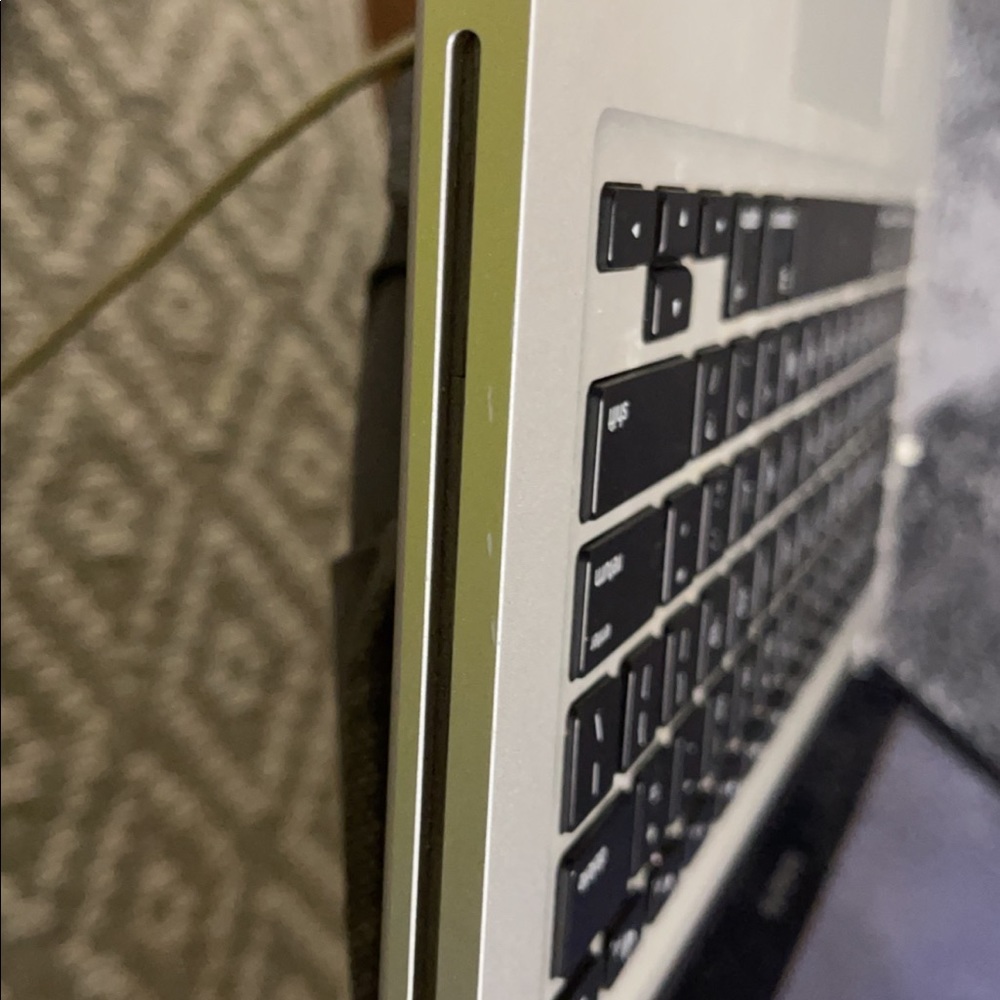 MacBook Pro - Picture 7 of 9